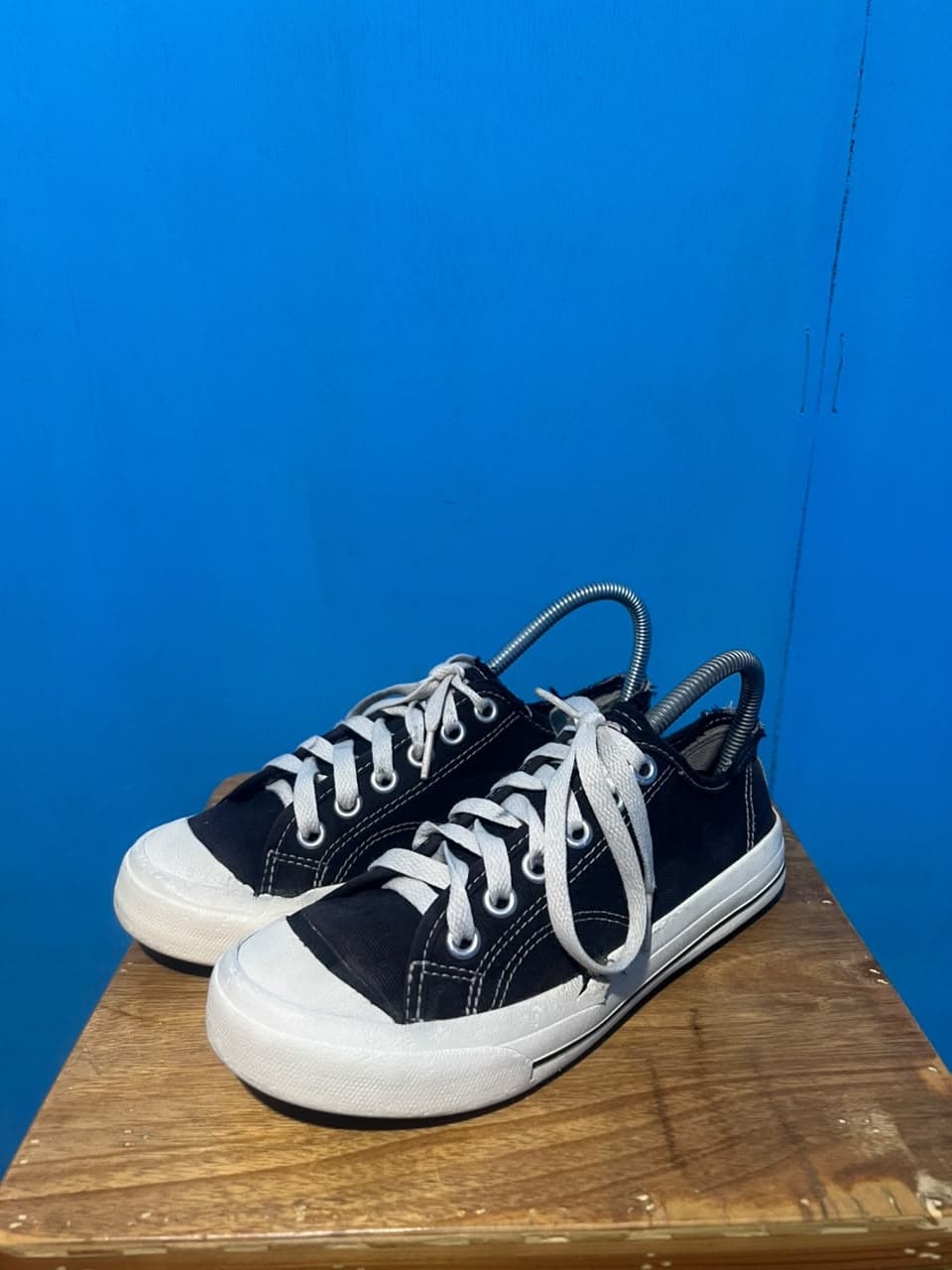 Sepatu kanvas hitam sesudah perawatan di Zapato