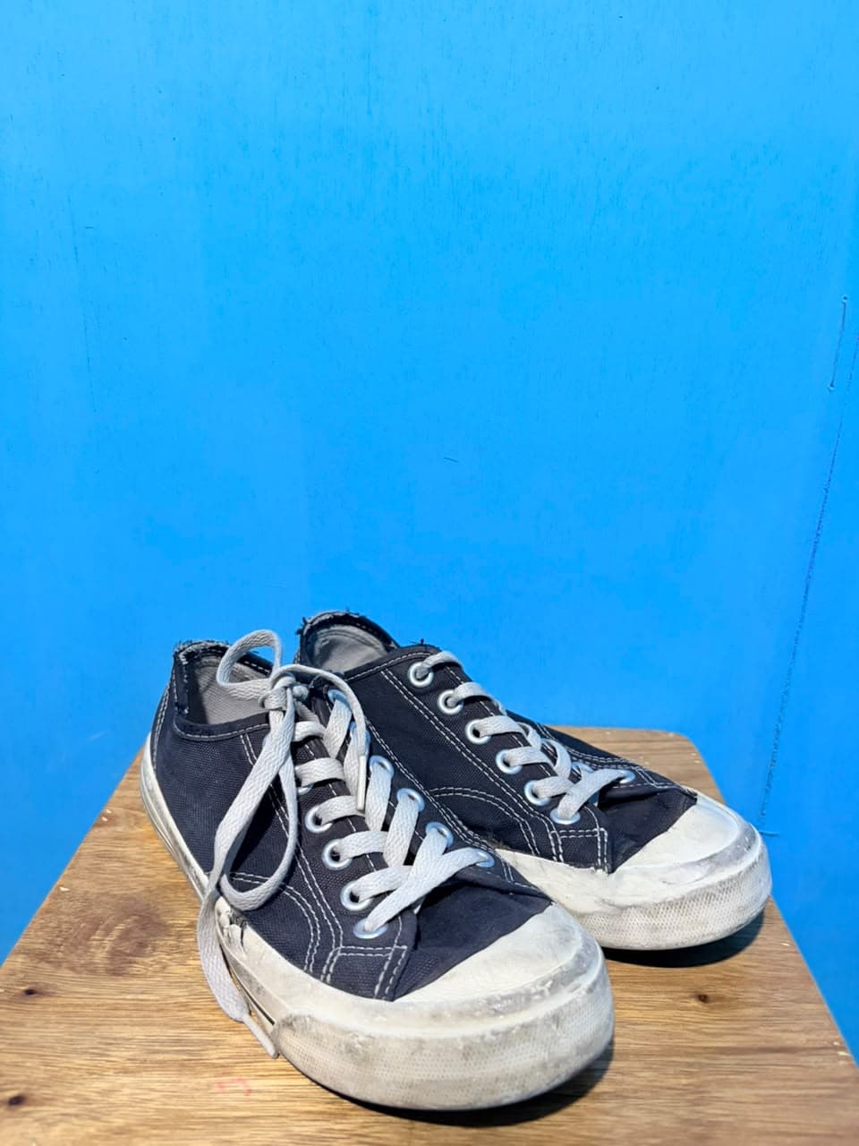 Sepatu kanvas hitam sebelum perawatan di Zapato