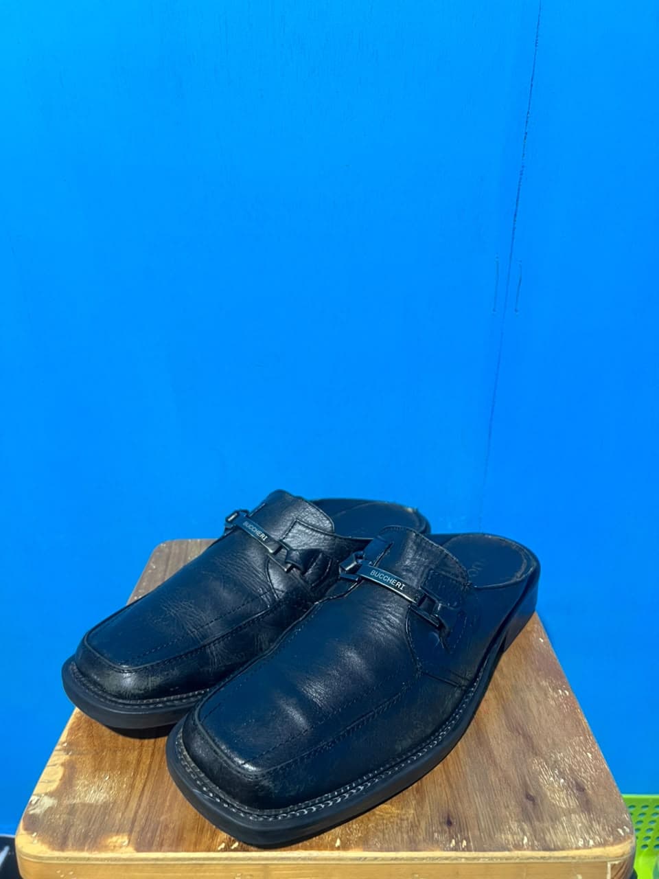 Loafers hitam sesudah perawatan di Zapato