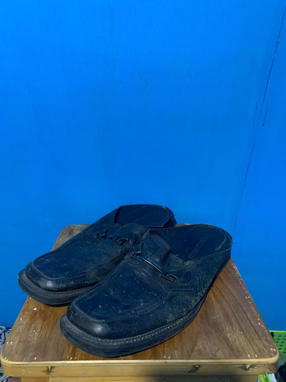 Loafers hitam sebelum perawatan di Zapato