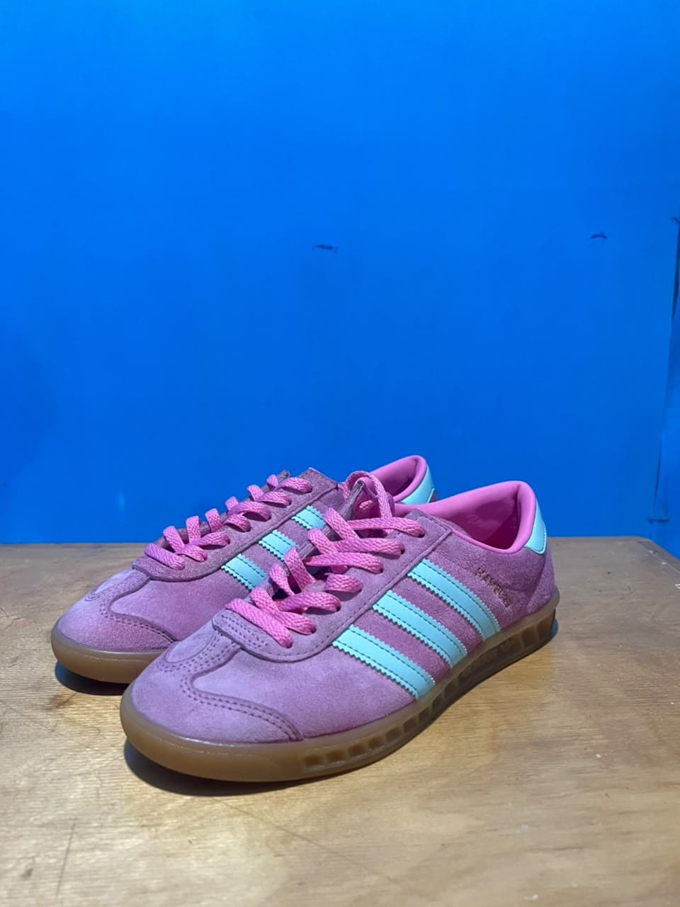 Sneakers pink sesudah perawatan di Zapato