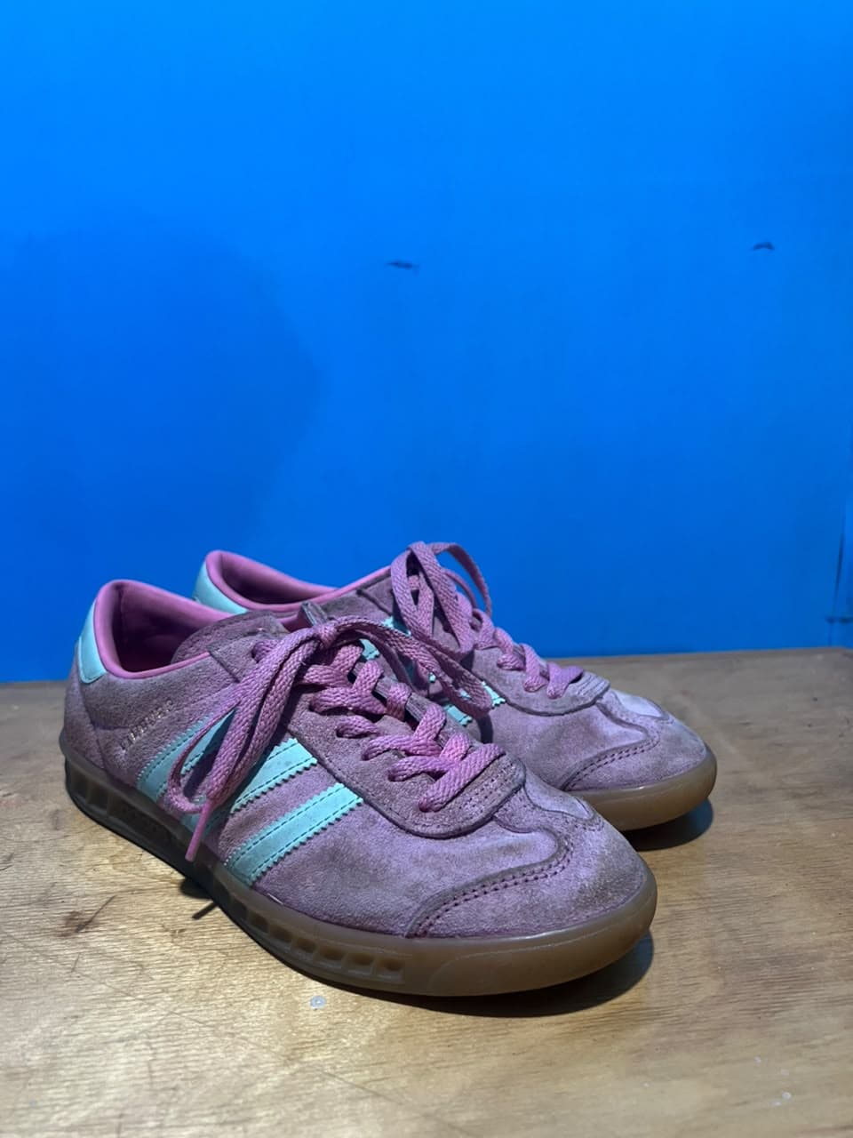 Sneakers pink sebelum perawatan di Zapato