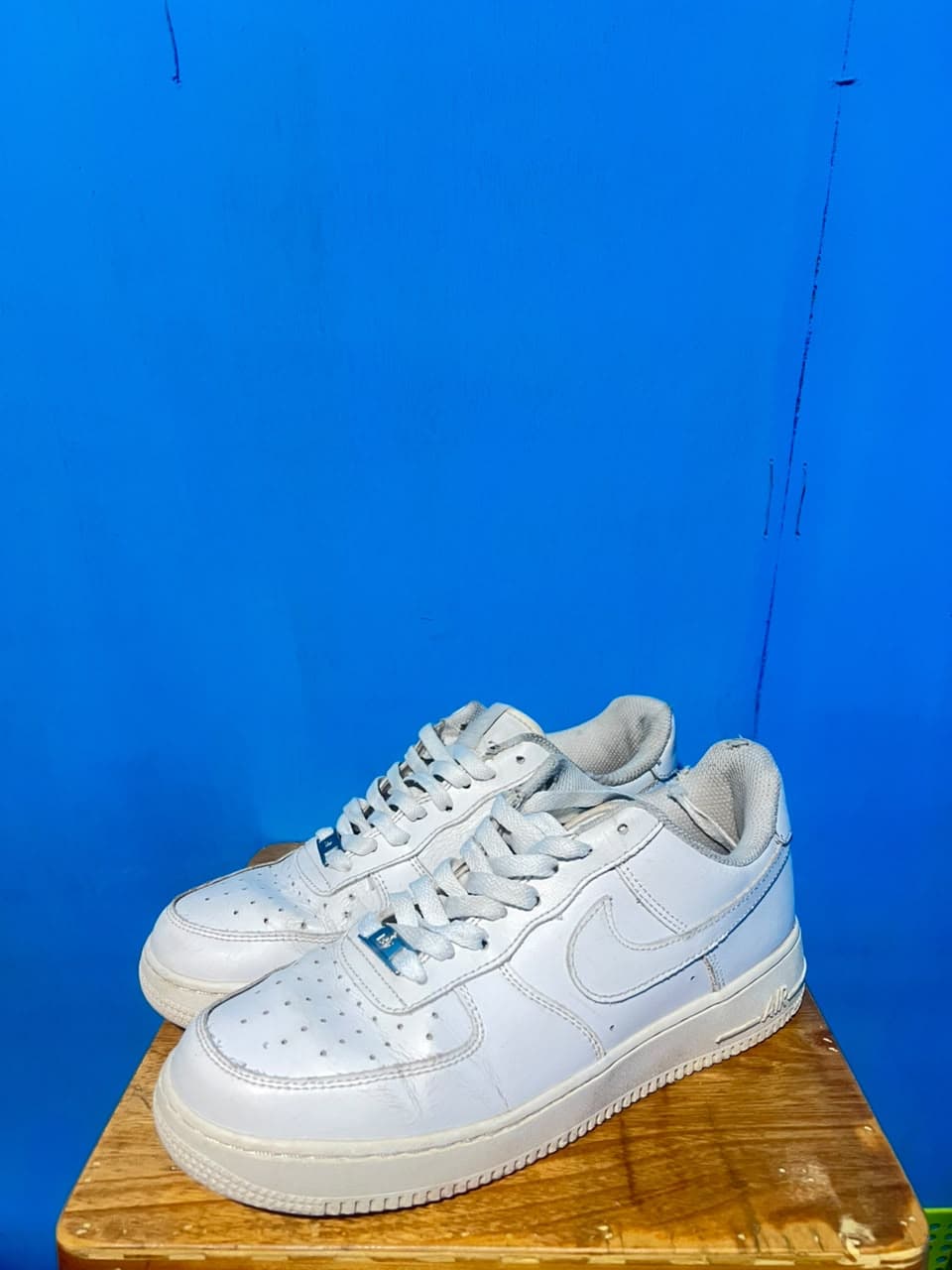 Sneakers putih sesudah perawatan di Zapato