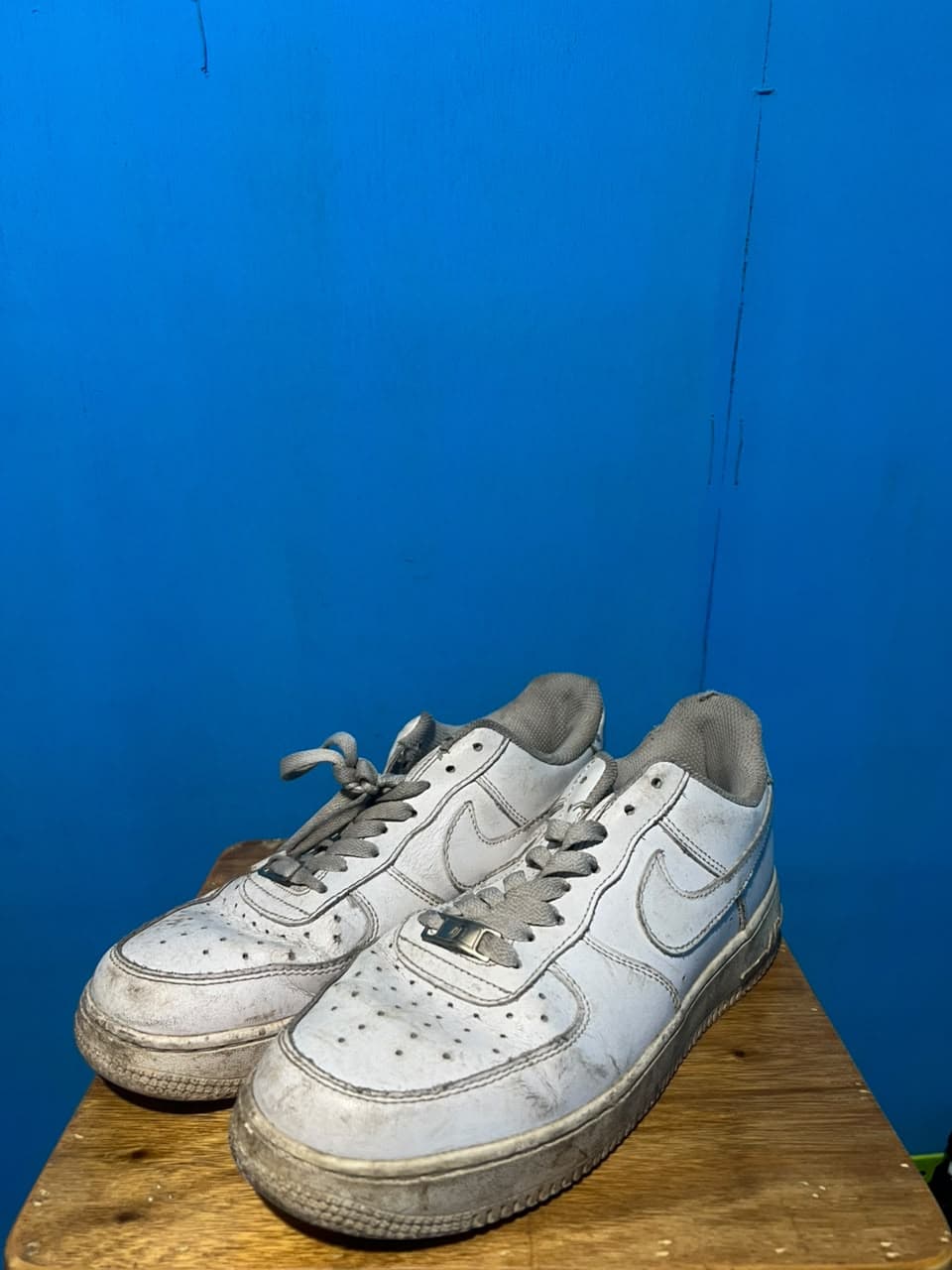 Sneakers putih sebelum perawatan di Zapato